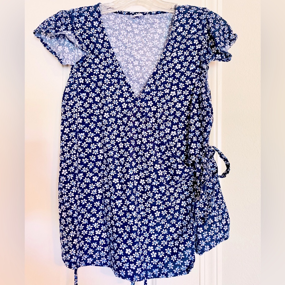 Old Navy Women’s Flutter Sleeve Wrap Top Shirt Dark Blue with Flowers Medium M - Picture 1 of 7
